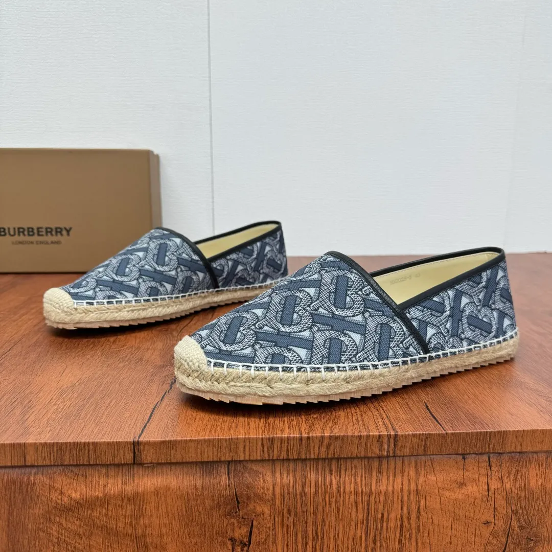 Batch 600 Burberry/Burberry new summer men's embroidered straw fisherman shoes, cool slip-on straw shoes! Encounter British fashion with Burberry espadrilles, a perfect blend of classic and fashionable. The unique printing on the upper is a manifestation of the brand's style. Every color and every pattern tells the story of England. Straw soles bring a natural texture, comfortable and chic. Whether you are strolling in the city streets or heading to the beach for vacation, it can add elegance and charm to you, easily become the center of attention, and start your own fashion journey. Classic knitted canvas upper, with thin calfskin lining suitable for summer, straw lining, genuine leather patch at the bottom of the heel, hemming technology, and Mark stitching details! Anti-slip rubber bottom layer, integrated injection molding of large LOGO letters and badges, multiple colors and styles to choose from, complete package! Size: 39-40-41-42-43-44 normal size item number: 2025-5 printing gray